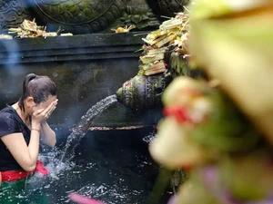 5 Fakta Unik Melukat: Wisata Spiritual Penyucian Jiwa di Bali