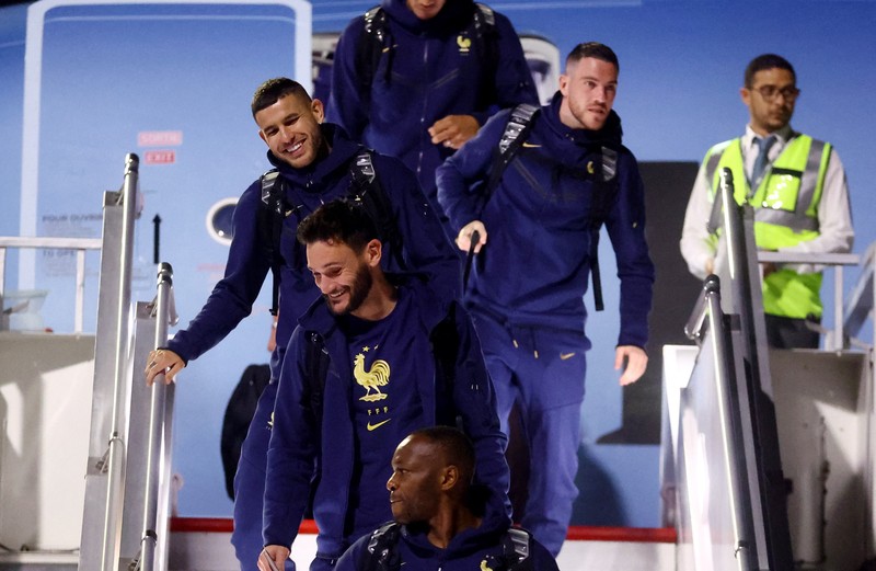 DOHA, QATAR - NOVEMBER 17: Players of Argentina disembark the airplane at Hamad International Airport ahead of FIFA World Cup Qatar 2022 at  on November 17, 2022 in Doha, Qatar. (Photo by Justin Setterfield/Getty Images)