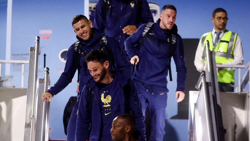 DOHA, QATAR - NOVEMBER 17: Players of Argentina disembark the airplane at Hamad International Airport ahead of FIFA World Cup Qatar 2022 at  on November 17, 2022 in Doha, Qatar. (Photo by Justin Setterfield/Getty Images)