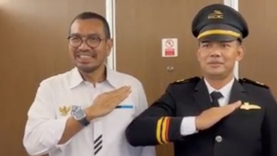 Staf Khusus Menteri BUMN Arya Sinulingga bersama Masinis Pertama Kereta Cepat Jakarta Bandung Supriadi. (Dok. Instagram @arya.m.sinulingga)