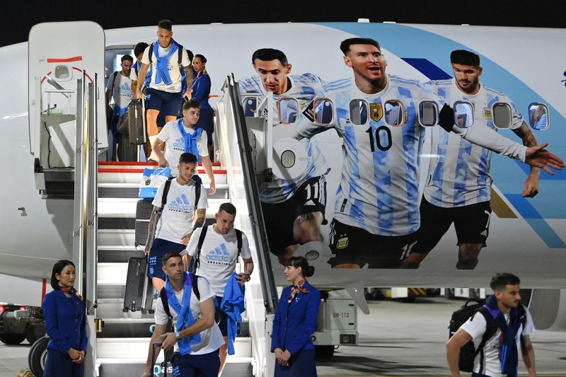 DOHA, QATAR - NOVEMBER 17: Players of Argentina disembark the airplane at Hamad International Airport ahead of FIFA World Cup Qatar 2022 at  on November 17, 2022 in Doha, Qatar. (Photo by Justin Setterfield/Getty Images)