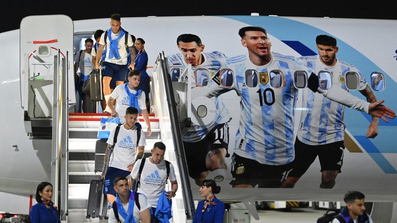 DOHA, QATAR - NOVEMBER 17: Players of Argentina disembark the airplane at Hamad International Airport ahead of FIFA World Cup Qatar 2022 at  on November 17, 2022 in Doha, Qatar. (Photo by Justin Setterfield/Getty Images)