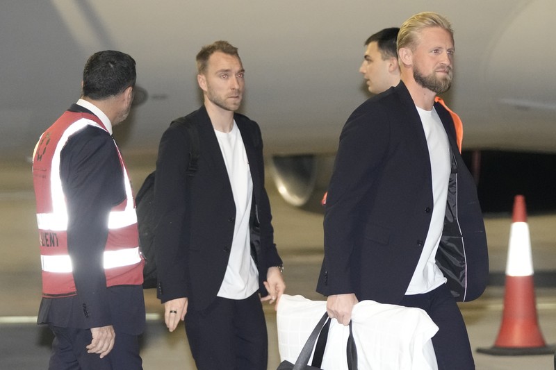 DOHA, QATAR - NOVEMBER 17: Players of Argentina disembark the airplane at Hamad International Airport ahead of FIFA World Cup Qatar 2022 at  on November 17, 2022 in Doha, Qatar. (Photo by Justin Setterfield/Getty Images)