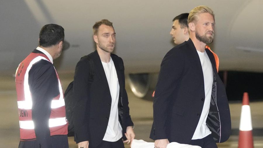 DOHA, QATAR - NOVEMBER 17: Players of Argentina disembark the airplane at Hamad International Airport ahead of FIFA World Cup Qatar 2022 at  on November 17, 2022 in Doha, Qatar. (Photo by Justin Setterfield/Getty Images)