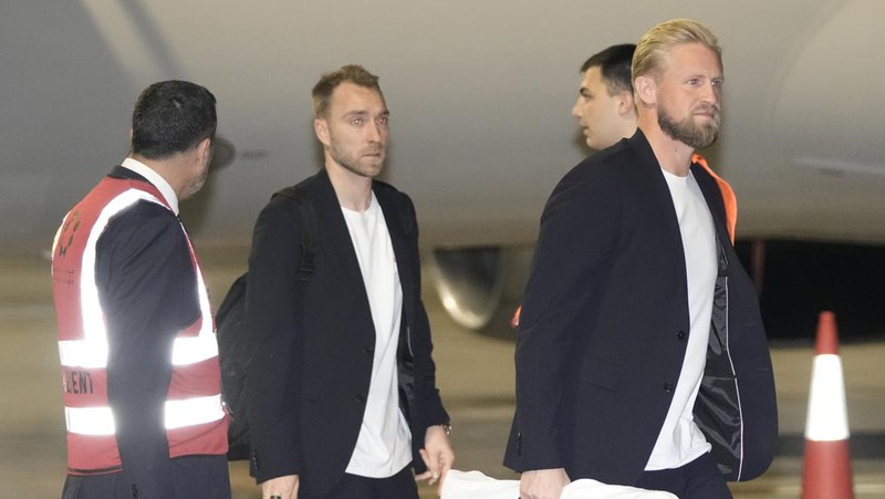 DOHA, QATAR - NOVEMBER 17: Players of Argentina disembark the airplane at Hamad International Airport ahead of FIFA World Cup Qatar 2022 at  on November 17, 2022 in Doha, Qatar. (Photo by Justin Setterfield/Getty Images)