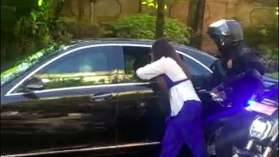 Wanita nekat terobos iring - iringan rombongan dan menyalami Presiden Joko Widodo (Jokowi) di mobil. (Dok. Detik.com)