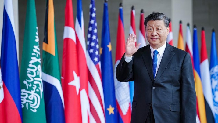 1244787990 15 November 2022, Indonesia, Nusa Dua: Xi Jinping, President of the People's Republic of China, arrives at the G20 Summit. The group of the G20, the strongest industrialized nations and emerging economies, meets for two days on the Indonesian island of Bali. Photo: Kay Nietfeld/dpa (Photo by Kay Nietfeld/picture alliance via Getty Images)