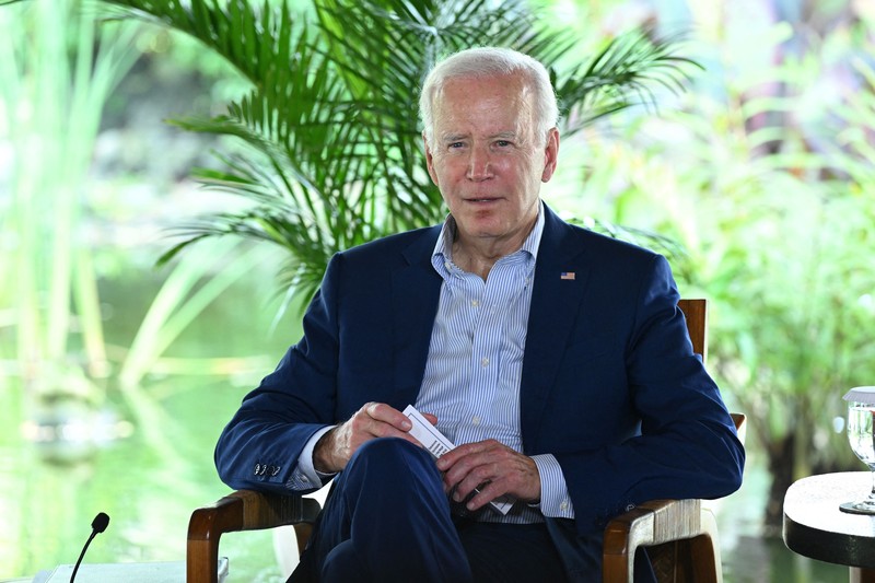 16 November 2022, Indonesia, Nusa Dua/Bali: German Chancellor Olaf Scholz (fl, SPD), Joe Biden, President of the United States of America USA, and Joko Widodo, President of Indonesia, talk on the sidelines of the G20 summit in the Tahura Ngurah Rai mangrove forest. The 