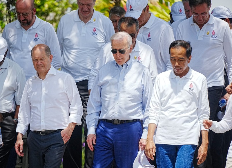 16 November 2022, Indonesia, Nusa Dua/Bali: German Chancellor Olaf Scholz (fl, SPD), Joe Biden, President of the United States of America USA, and Joko Widodo, President of Indonesia, talk on the sidelines of the G20 summit in the Tahura Ngurah Rai mangrove forest. The 