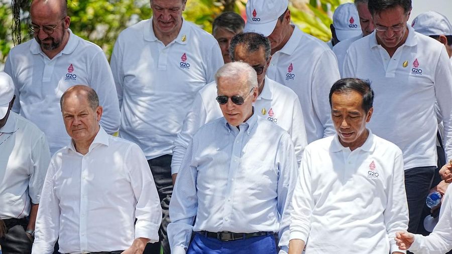 16 November 2022, Indonesia, Nusa Dua/Bali: German Chancellor Olaf Scholz (fl, SPD), Joe Biden, President of the United States of America USA, and Joko Widodo, President of Indonesia, talk on the sidelines of the G20 summit in the Tahura Ngurah Rai mangrove forest. The 