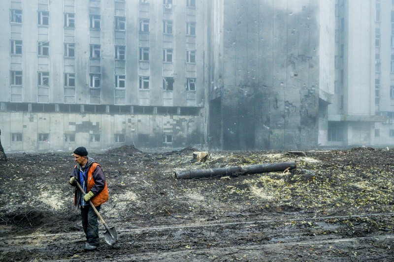 Asap mengepul ke udara saat Rusia meluncurkan roket ke Ukraina. (Anadolu Agency via Getty Images)