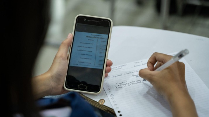 Allobank dan InvestasiKu kembali menggelar acara Allo Invest Goes to Campus di Universitas Widyatama Bandung pada Selasa (15/11/2022). Allobank dan InvestasiKu kembali menggelar acara Allo Invest Goes to Campus di Universitas Widyatama Bandung pada Selasa (15/11/2022). Kegiatan ini dihadiri lebih dari 180 peserta secara offline. (Dok. InvestasiKu)