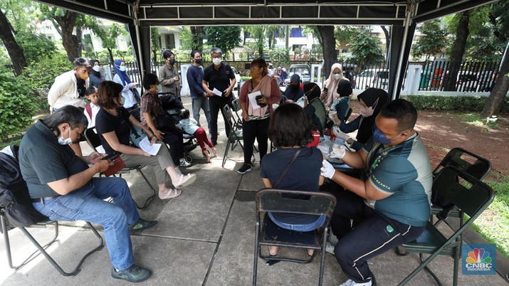 Indonesia kembali diterpa kenaikan kasus COVID-19, kali ini diduga dipicu oleh subvarian Omicron XBB. Indonesia kembali diterpa kenaikan kasus COVID-19, kali ini diduga dipicu oleh subvarian Omicron XBB. (CNBC Indonesia/Andrean Kristianto)
