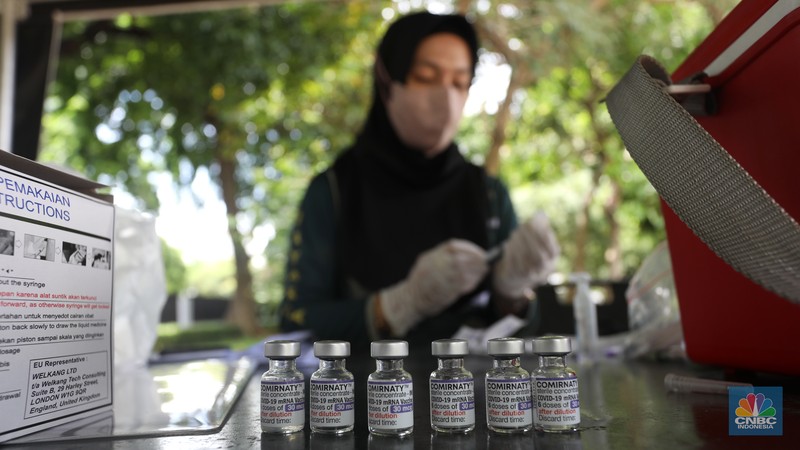 Indonesia kembali diterpa kenaikan kasus COVID-19, kali ini diduga dipicu oleh subvarian Omicron XBB. (CNBC Indonesia/Andrean Kristianto)