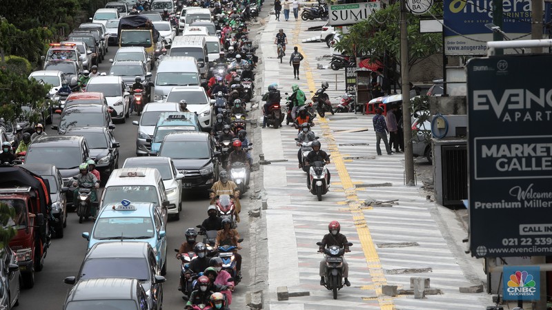 Kemacetan panjang kerap terjadi akibat adanya penataan jalur pedestrian di sepanjang Jalan Margonda, Depok, Jawa Barat, Jumat (18/11/2022). (CNBC Indonesia/Andrean Kristianto)
