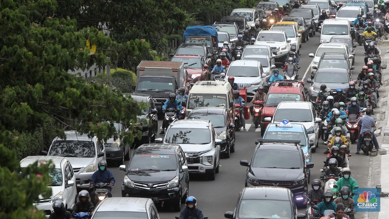 Kemacetan panjang kerap terjadi akibat adanya penataan jalur pedestrian di sepanjang Jalan Margonda, Depok, Jawa Barat, Jumat (18/11/2022). Kemacetan panjang kerap terjadi akibat adanya penataan jalur pedestrian di sepanjang Jalan Margonda, Depok, Jawa Barat, Jumat (18/11/2022). (CNBC Indonesia/Andrean Kristianto)