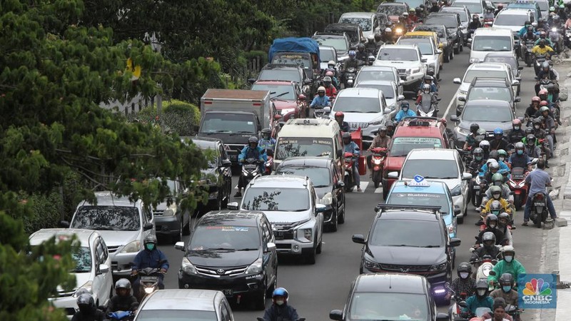 Kemacetan panjang kerap terjadi akibat adanya penataan jalur pedestrian di sepanjang Jalan Margonda, Depok, Jawa Barat, Jumat (18/11/2022). (CNBC Indonesia/Andrean Kristianto)