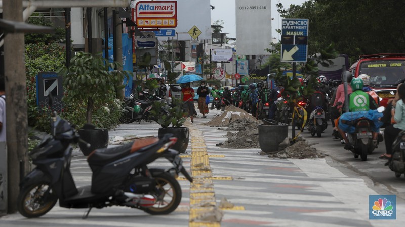 Kemacetan panjang kerap terjadi akibat adanya penataan jalur pedestrian di sepanjang Jalan Margonda, Depok, Jawa Barat, Jumat (18/11/2022). Kemacetan panjang kerap terjadi akibat adanya penataan jalur pedestrian di sepanjang Jalan Margonda, Depok, Jawa Barat, Jumat (18/11/2022). (CNBC Indonesia/Andrean Kristianto)