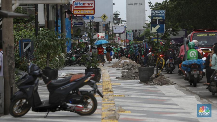 Kemacetan panjang kerap terjadi akibat adanya penataan jalur pedestrian di sepanjang Jalan Margonda, Depok, Jawa Barat, Jumat (18/11/2022). (CNBC Indonesia/Andrean Kristianto)
