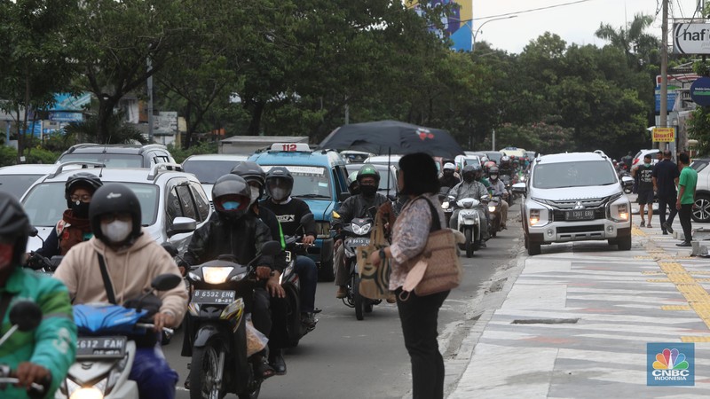 Kemacetan panjang kerap terjadi akibat adanya penataan jalur pedestrian di sepanjang Jalan Margonda, Depok, Jawa Barat, Jumat (18/11/2022). Kemacetan panjang kerap terjadi akibat adanya penataan jalur pedestrian di sepanjang Jalan Margonda, Depok, Jawa Barat, Jumat (18/11/2022). (CNBC Indonesia/Andrean Kristianto)