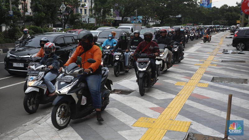 Kemacetan panjang kerap terjadi akibat adanya penataan jalur pedestrian di sepanjang Jalan Margonda, Depok, Jawa Barat, Jumat (18/11/2022). Kemacetan panjang kerap terjadi akibat adanya penataan jalur pedestrian di sepanjang Jalan Margonda, Depok, Jawa Barat, Jumat (18/11/2022). (CNBC Indonesia/Andrean Kristianto)