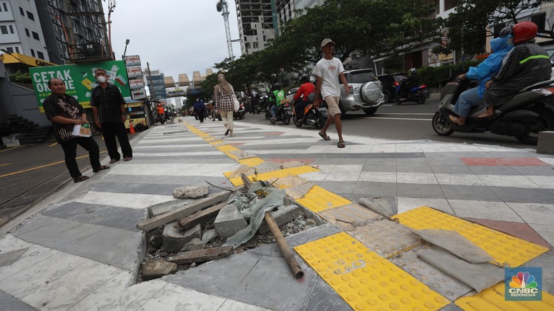 Kemacetan panjang kerap terjadi akibat adanya penataan jalur pedestrian di sepanjang Jalan Margonda, Depok, Jawa Barat, Jumat (18/11/2022). Kemacetan panjang kerap terjadi akibat adanya penataan jalur pedestrian di sepanjang Jalan Margonda, Depok, Jawa Barat, Jumat (18/11/2022). (CNBC Indonesia/Andrean Kristianto)