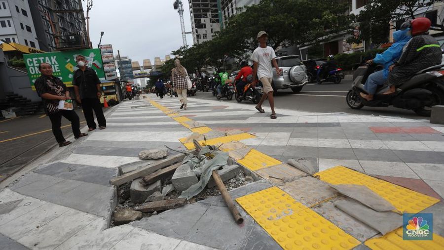 Kemacetan panjang kerap terjadi akibat adanya penataan jalur pedestrian di sepanjang Jalan Margonda, Depok, Jawa Barat, Jumat (18/11/2022). (CNBC Indonesia/Andrean Kristianto)