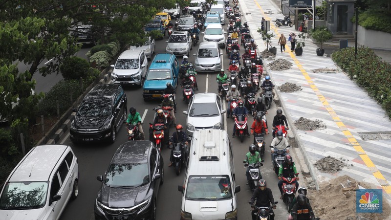 Kemacetan panjang kerap terjadi akibat adanya penataan jalur pedestrian di sepanjang Jalan Margonda, Depok, Jawa Barat, Jumat (18/11/2022). Kemacetan panjang kerap terjadi akibat adanya penataan jalur pedestrian di sepanjang Jalan Margonda, Depok, Jawa Barat, Jumat (18/11/2022). (CNBC Indonesia/Andrean Kristianto)