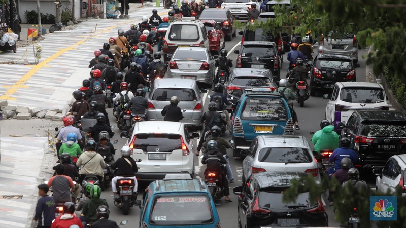 Kemacetan panjang kerap terjadi akibat adanya penataan jalur pedestrian di sepanjang Jalan Margonda, Depok, Jawa Barat, Jumat (18/11/2022). Kemacetan panjang kerap terjadi akibat adanya penataan jalur pedestrian di sepanjang Jalan Margonda, Depok, Jawa Barat, Jumat (18/11/2022). (CNBC Indonesia/Andrean Kristianto)