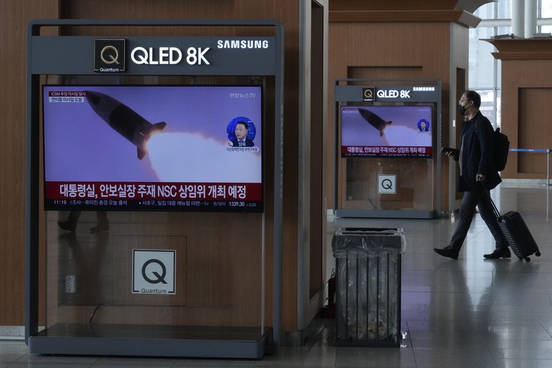 Korea Utara kembali menembakkan roket yang dicurigai sebagai rudal balistik antarbenua (ICBM) pada Jumat (18/11/2022) yang mendarat dekat wilayah Jepang. TOPSHOT - A man watches a television showing a news broadcast with file footage of a North Korean missile test, at a railway station in Seoul on November 18, 2022. - A suspected intercontinental ballistic missile launched by North Korea on Friday is believed to have fallen in Japan's exclusive economic waters, Japanese Prime Minister Fumio Kishida said. (Photo by Anthony WALLACE / AFP) (Photo by ANTHONY WALLACE/AFP via Getty Images)