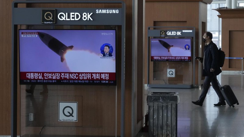 TOPSHOT - A man watches a television showing a news broadcast with file footage of a North Korean missile test, at a railway station in Seoul on November 18, 2022. - A suspected intercontinental ballistic missile launched by North Korea on Friday is believed to have fallen in Japan's exclusive economic waters, Japanese Prime Minister Fumio Kishida said. (Photo by Anthony WALLACE / AFP) (Photo by ANTHONY WALLACE/AFP via Getty Images)