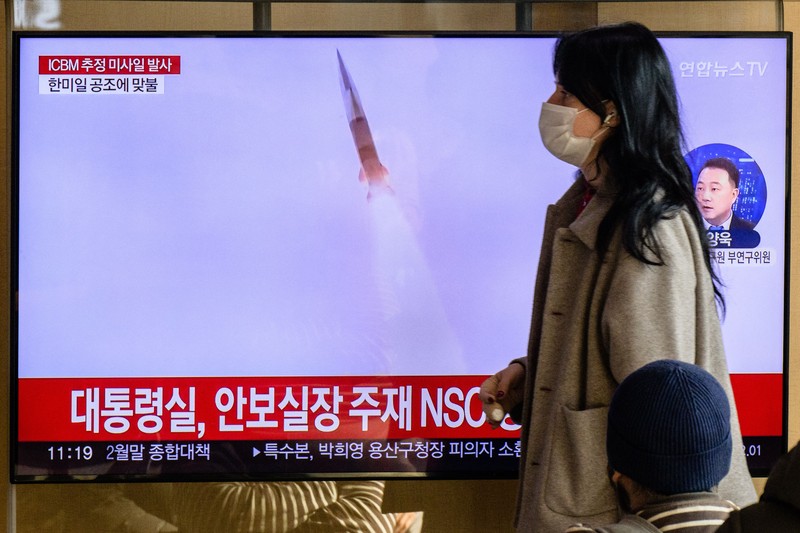 Korea Utara kembali menembakkan roket yang dicurigai sebagai rudal balistik antarbenua (ICBM) pada Jumat (18/11/2022) yang mendarat dekat wilayah Jepang. TOPSHOT - A man watches a television showing a news broadcast with file footage of a North Korean missile test, at a railway station in Seoul on November 18, 2022. - A suspected intercontinental ballistic missile launched by North Korea on Friday is believed to have fallen in Japan's exclusive economic waters, Japanese Prime Minister Fumio Kishida said. (Photo by Anthony WALLACE / AFP) (Photo by ANTHONY WALLACE/AFP via Getty Images)