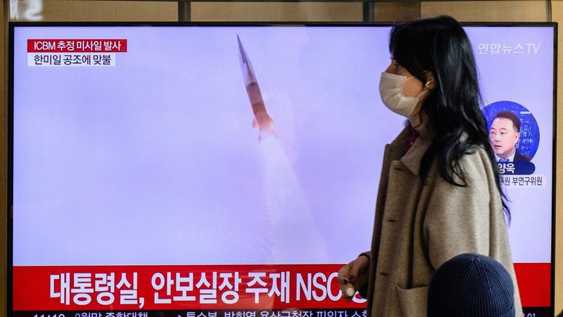 TOPSHOT - A man watches a television showing a news broadcast with file footage of a North Korean missile test, at a railway station in Seoul on November 18, 2022. - A suspected intercontinental ballistic missile launched by North Korea on Friday is believed to have fallen in Japan's exclusive economic waters, Japanese Prime Minister Fumio Kishida said. (Photo by Anthony WALLACE / AFP) (Photo by ANTHONY WALLACE/AFP via Getty Images)