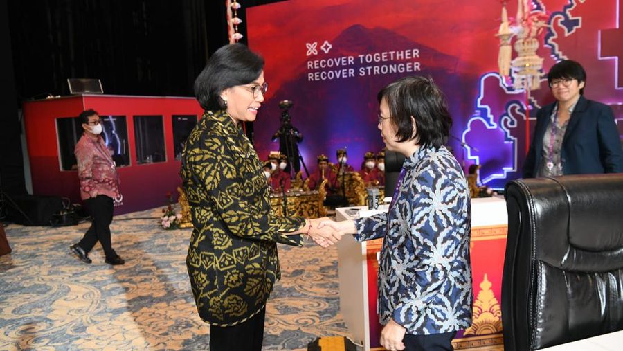 Menteri Keuangan Sri Mulyani Indrawati yang mengenakan kain tenun Tidore berwarna kuning keemasan bermotif warisan leluhur Kesultanan Tidore saat gelaran Presidensi G20 Indonesia 2022 di Nusa Dua Bali. (Foto: Rumah Tenun)