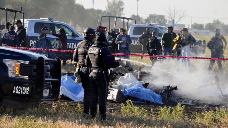 Members of security forces check the site where the head of security of the central Mexican state of Aguascalientes has died in a helicopter crash, in Aguascalientes, Mexico November 17, 2022. REUTERS/Liberto Urena NO RESALES. NO ARCHIVES