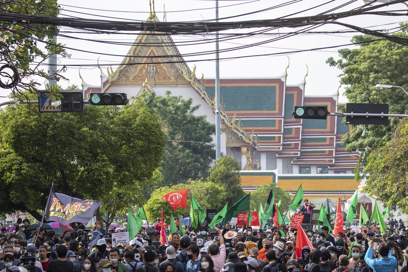 Para demonstran anti-pemerintah kembali bentrok dengan polisi anti huru-hara dalam rangka menolak aktivitas KTT APEC di Bangkok. Demonstrators push a vehicle as police officers with shields stand guard near them during a protest against the Asia-Pacific Economic Cooperation (APEC) Summit 2022, near the Democracy Monument in Bangkok, Thailand November 18, 2022. REUTERS/Chalinee Thirasupa