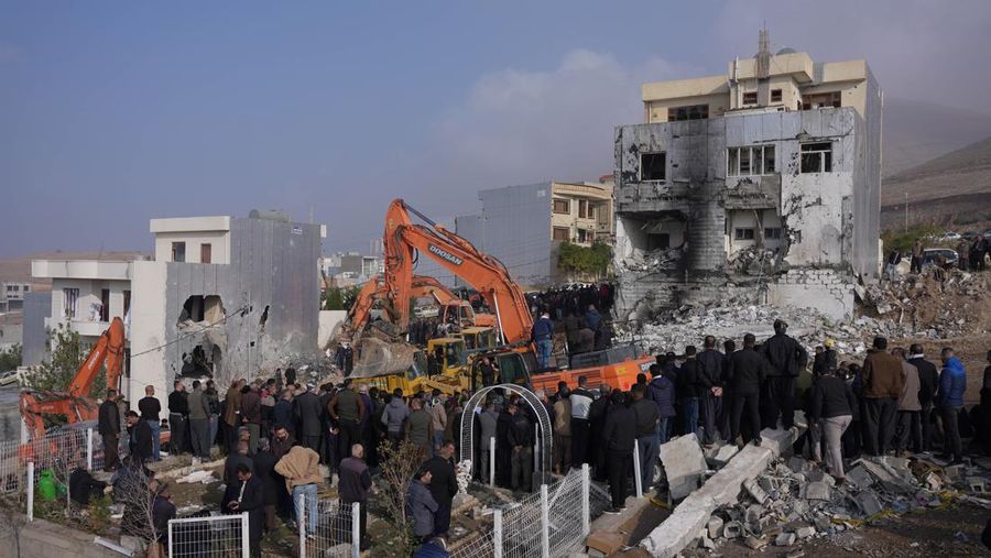 SULAYMANIYAH, IRAQ - NOVEMBER 17: Number of firefighters and paramedics are dispatched to the area, in Suleymaniyah, Iraq on November 17, 2022. A 3-storey building collapsed in the explosion that occurred due to a gas leak in a house in Kazive Neighborhood of Sulaymaniyah. (Photo by Feriq Faraj/Anadolu Agency via Getty Images)