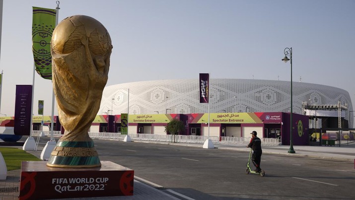 Soccer Football - FIFA World Cup Qatar 2022 Preview - Doha, Qatar - November 13, 2022 General view of a replica World Cup trophy outside the Al Thumama Stadium REUTERS/John Sibley