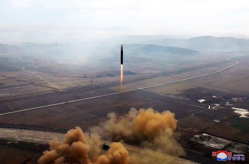 Pemimpin Korea Utara Kim Jong Un, bersama putrinya, memeriksa rudal balistik antarbenua dalam foto tak bertanggal yang dirilis pada 19 November 2022 oleh Kantor Berita Pusat Korea Utara. (via REUTERS/KCNA) Pemimpin Korea Utara Kim Jong Un, bersama putrinya, memeriksa rudal balistik antarbenua dalam foto tak bertanggal yang dirilis pada 19 November 2022 oleh Kantor Berita Pusat Korea Utara. (via REUTERS/KCNA)