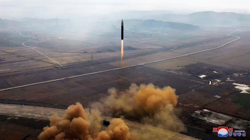 Pemimpin Korea Utara Kim Jong Un, bersama putrinya, memeriksa rudal balistik antarbenua dalam foto tak bertanggal yang dirilis pada 19 November 2022 oleh Kantor Berita Pusat Korea Utara. (via REUTERS/KCNA)