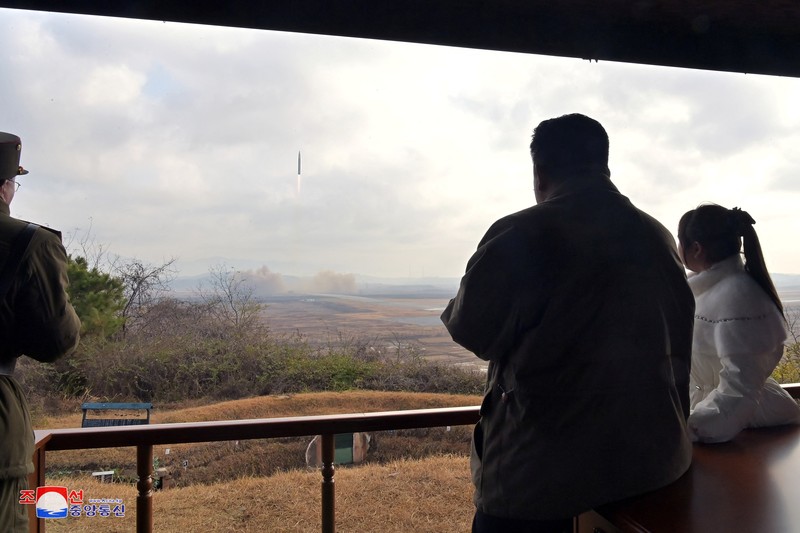 Pemimpin Korea Utara Kim Jong Un, bersama putrinya, memeriksa rudal balistik antarbenua dalam foto tak bertanggal yang dirilis pada 19 November 2022 oleh Kantor Berita Pusat Korea Utara. (via REUTERS/KCNA) Pemimpin Korea Utara Kim Jong Un, bersama putrinya, memeriksa rudal balistik antarbenua dalam foto tak bertanggal yang dirilis pada 19 November 2022 oleh Kantor Berita Pusat Korea Utara. (via REUTERS/KCNA)