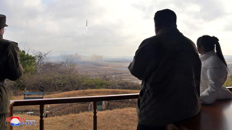 Pemimpin Korea Utara Kim Jong Un, bersama putrinya, memeriksa rudal balistik antarbenua dalam foto tak bertanggal yang dirilis pada 19 November 2022 oleh Kantor Berita Pusat Korea Utara. (via REUTERS/KCNA)