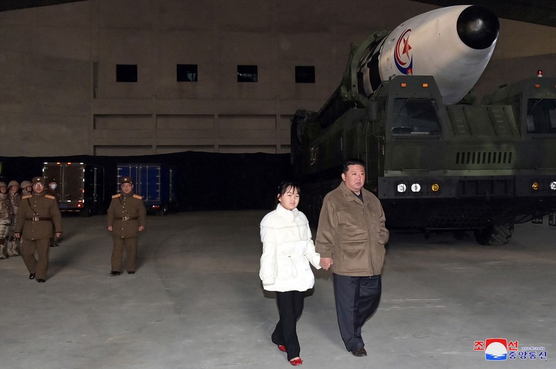 Pemimpin Korea Utara Kim Jong Un, bersama putrinya, memeriksa rudal balistik antarbenua dalam foto tak bertanggal yang dirilis pada 19 November 2022 oleh Kantor Berita Pusat Korea Utara. (via REUTERS/KCNA) Pemimpin Korea Utara Kim Jong Un, bersama putrinya, memeriksa rudal balistik antarbenua dalam foto tak bertanggal yang dirilis pada 19 November 2022 oleh Kantor Berita Pusat Korea Utara. (via REUTERS/KCNA)