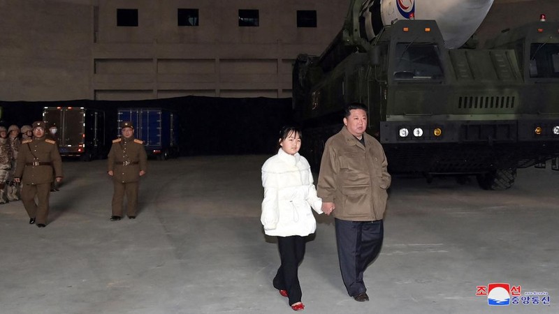 Pemimpin Korea Utara Kim Jong Un, bersama putrinya, memeriksa rudal balistik antarbenua dalam foto tak bertanggal yang dirilis pada 19 November 2022 oleh Kantor Berita Pusat Korea Utara. (via REUTERS/KCNA)