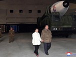 Generasi Penerus Kim Jong Un Muncul, Tinjau 'Rudal Monster'