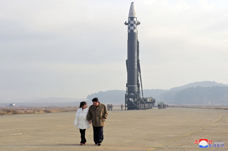 Pemimpin Korea Utara Kim Jong Un, bersama putrinya, memeriksa rudal balistik antarbenua dalam foto tak bertanggal yang dirilis pada 19 November 2022 oleh Kantor Berita Pusat Korea Utara. (via REUTERS/KCNA) Pemimpin Korea Utara Kim Jong Un, bersama putrinya, memeriksa rudal balistik antarbenua dalam foto tak bertanggal yang dirilis pada 19 November 2022 oleh Kantor Berita Pusat Korea Utara. (via REUTERS/KCNA)