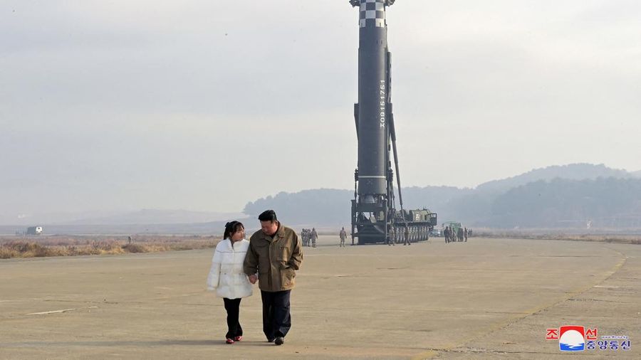 Pemimpin Korea Utara Kim Jong Un, bersama putrinya, memeriksa rudal balistik antarbenua dalam foto tak bertanggal yang dirilis pada 19 November 2022 oleh Kantor Berita Pusat Korea Utara. (via REUTERS/KCNA)