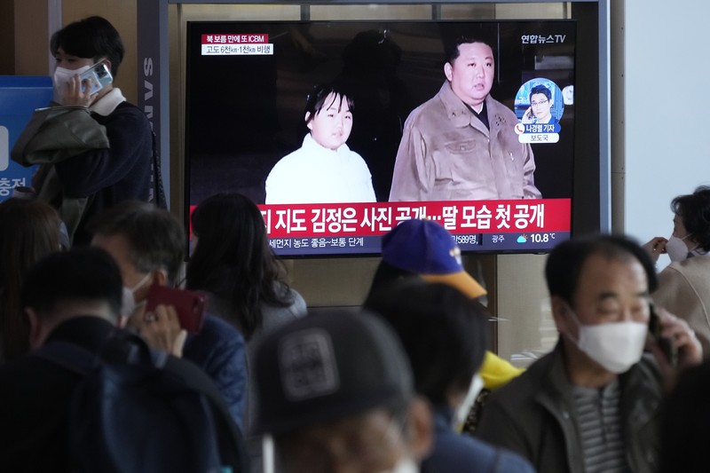Pemimpin Korea Utara Kim Jong Un, bersama putrinya, memeriksa rudal balistik antarbenua dalam foto tak bertanggal yang dirilis pada 19 November 2022 oleh Kantor Berita Pusat Korea Utara. (via REUTERS/KCNA) Pemimpin Korea Utara Kim Jong Un, bersama putrinya, memeriksa rudal balistik antarbenua dalam foto tak bertanggal yang dirilis pada 19 November 2022 oleh Kantor Berita Pusat Korea Utara. (via REUTERS/KCNA)