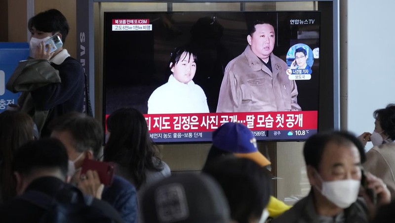 Pemimpin Korea Utara Kim Jong Un, bersama putrinya, memeriksa rudal balistik antarbenua dalam foto tak bertanggal yang dirilis pada 19 November 2022 oleh Kantor Berita Pusat Korea Utara. (via REUTERS/KCNA)