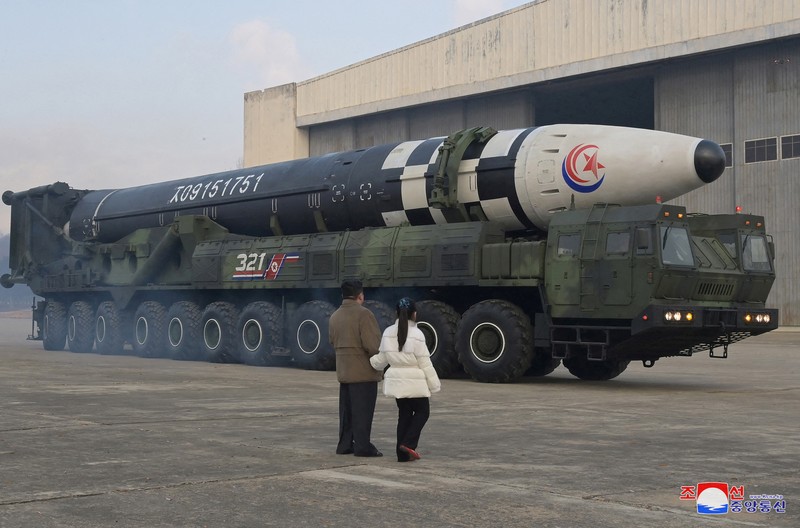 Pemimpin Korea Utara Kim Jong Un, bersama putrinya, memeriksa rudal balistik antarbenua dalam foto tak bertanggal yang dirilis pada 19 November 2022 oleh Kantor Berita Pusat Korea Utara. (via REUTERS/KCNA) Pemimpin Korea Utara Kim Jong Un, bersama putrinya, memeriksa rudal balistik antarbenua dalam foto tak bertanggal yang dirilis pada 19 November 2022 oleh Kantor Berita Pusat Korea Utara. (via REUTERS/KCNA)